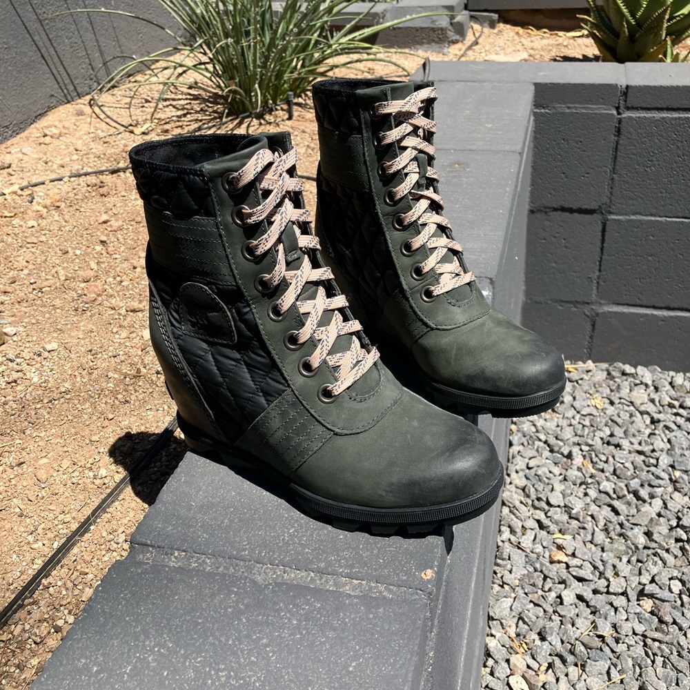Sorel Lexie quilted wedge boot - dark slate green with pink laces